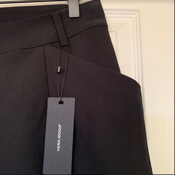 Vero Moda Straight Leg 7/8 High Rise Pant, Black, Size M, 32" Inseam - Picture 2 of 6